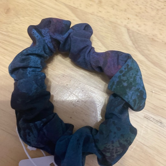 LULULEMON Uplifting Scrunchie NWT. - Picture 3 of 3